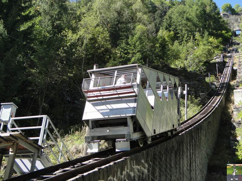 Parc d'Attractions du Châtelard (2 funiculaires et 1 petit train panoramique) (VS, Suisse) (11-09-2010) Chatelard_Chateau_d_eau_009