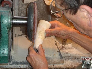 Le travail artistique de la corne - Jeurre (39). 0009